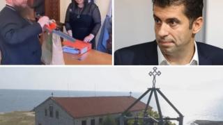 Защо Петков отива на Великден в пострадала от трус църква, а там земетресение не е имало