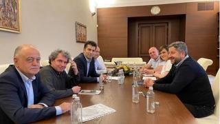 Слави удари по масата, отговори на предложението на Петков за Украйна!