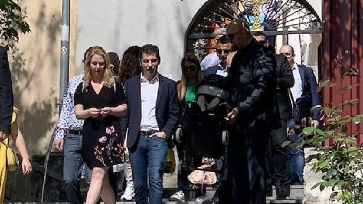 На път за Царево Петков и жена му изненадващо цъфнаха в... СНИМКИ  