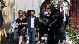 На път за Царево Петков и жена му изненадващо цъфнаха в... СНИМКИ  