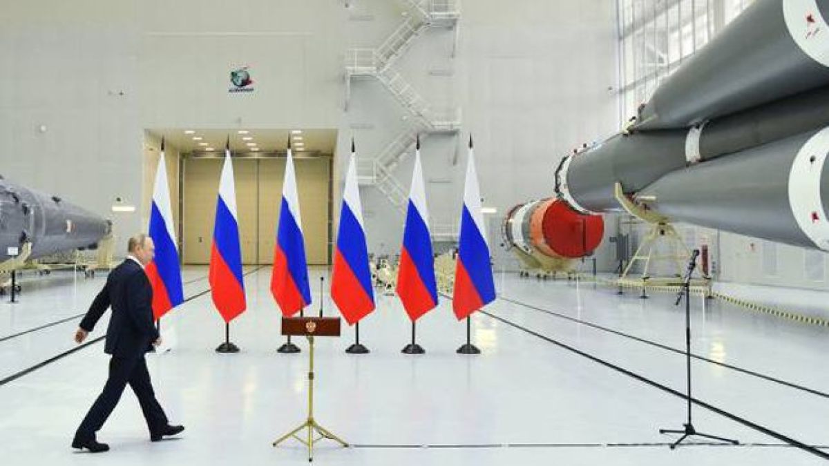 Тежко болен ли е Путин? Детайл от срещата с Шойгу взриви мрежата СНИМКИ