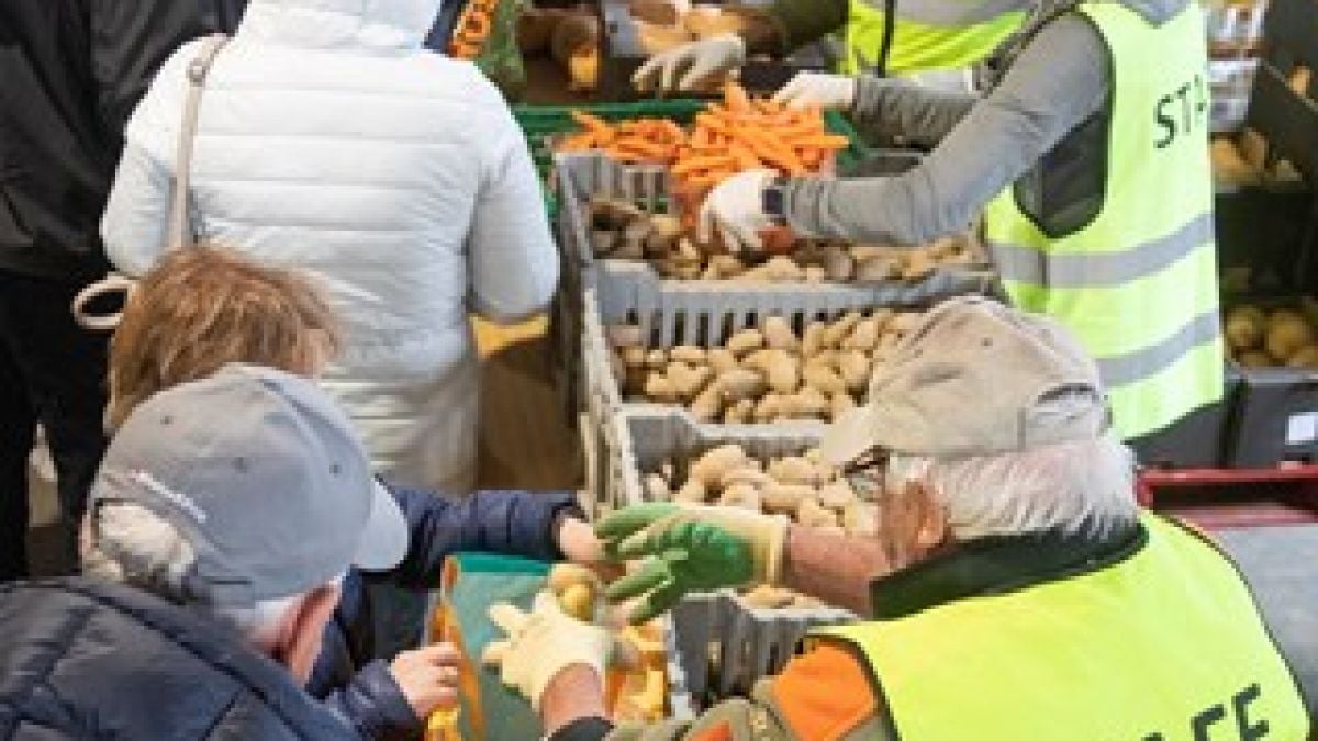 Изгладнели украински бежанци се сбиха за храна в Цюрих СНИМКИ 