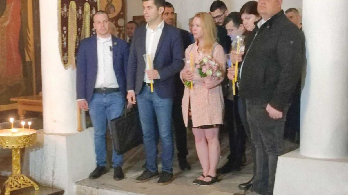 Петков цъфна в храма по дънки и гуменки, а премиершата Линда... СНИМКИ 
