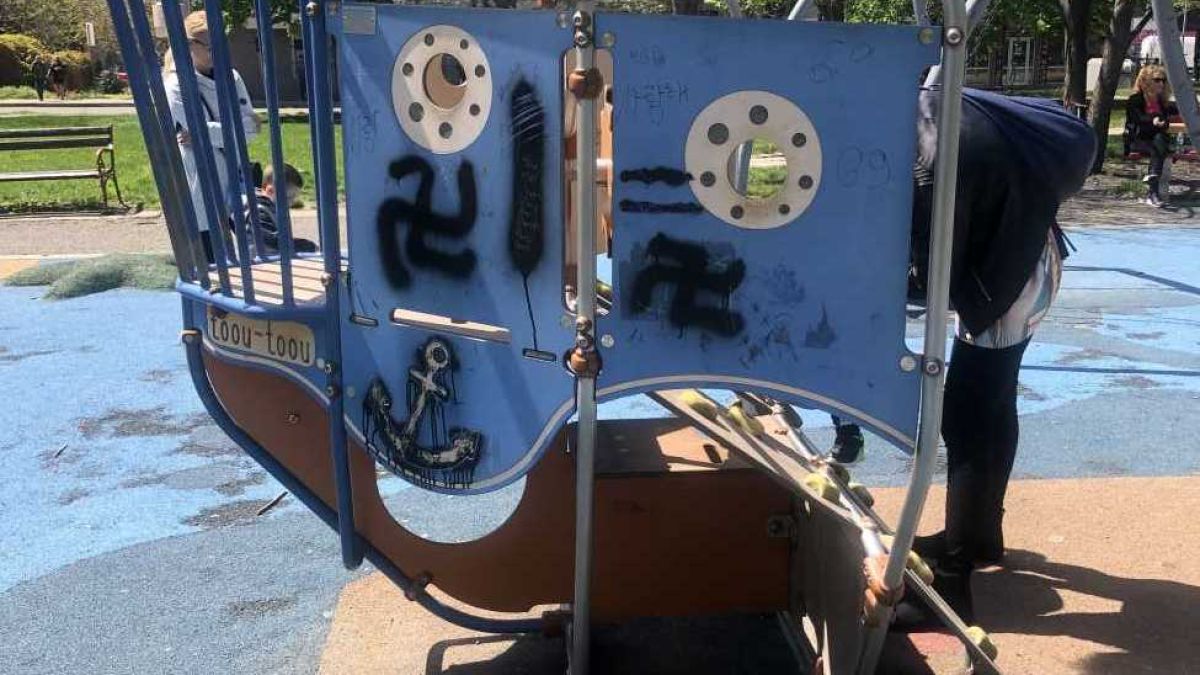 Грозни символи на смърт и насилие по детска площадка в Бургас СНИМКИ