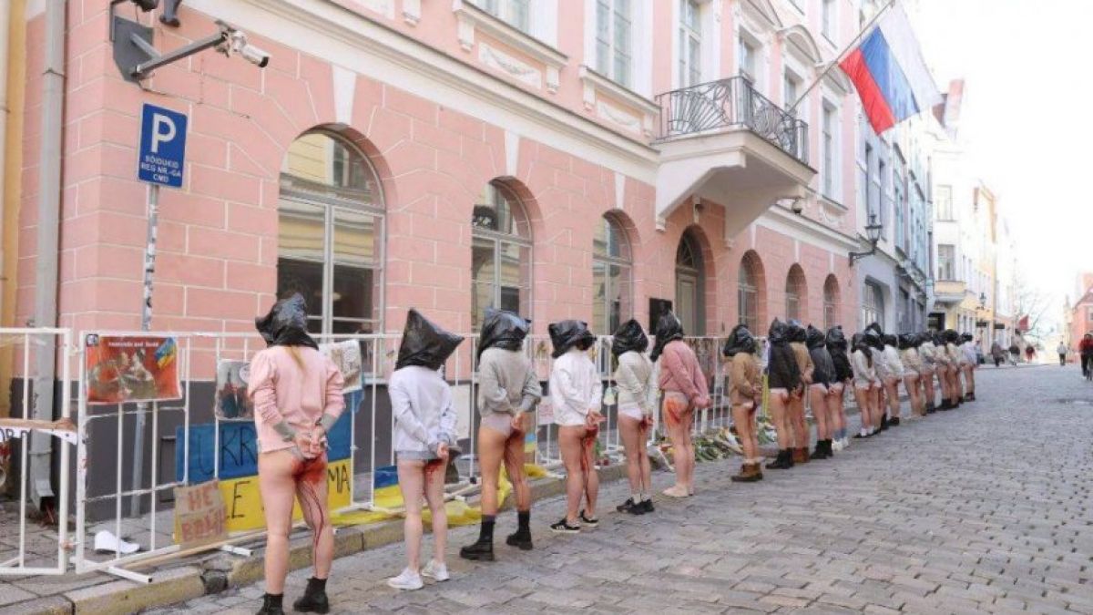 Полуголи жени протестираха пред руското посолство в Талин 18 +