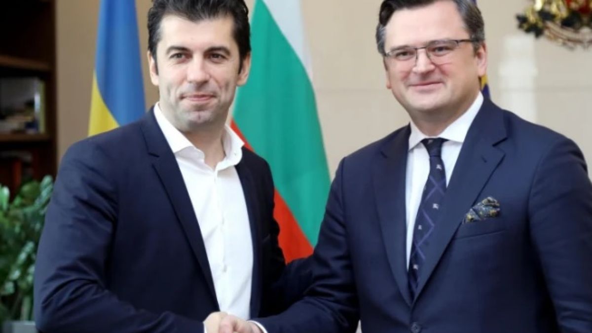 Кулеба с първа реакция след призива на Петков към българите да си дават заплатите за Украйна