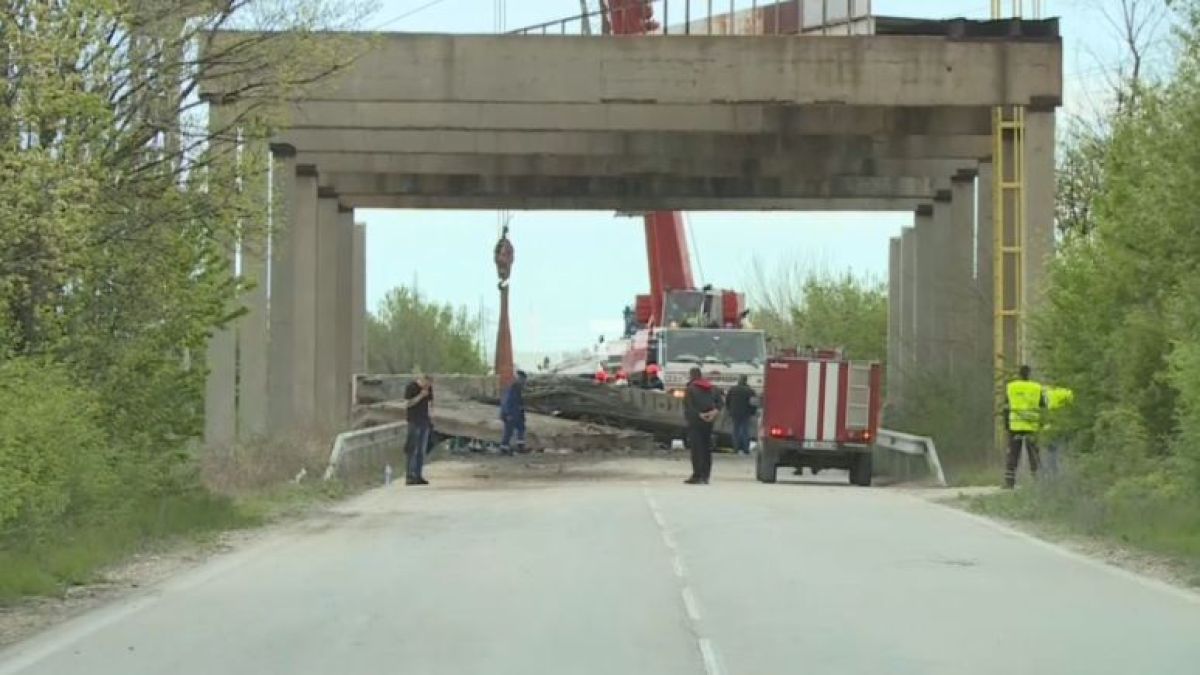 Над три часа вадят с кран жената под срутилия се мост край Девня