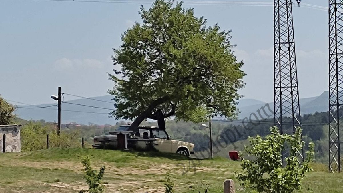 Паралелен свят: Защо Ладата е на сянка и се развърта шише ракия между набори СНИМКА