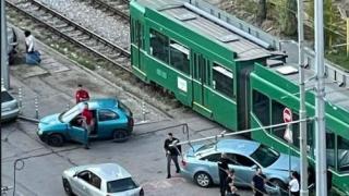 Меле с трамвай и две коли в столичен квартал СНИМКА