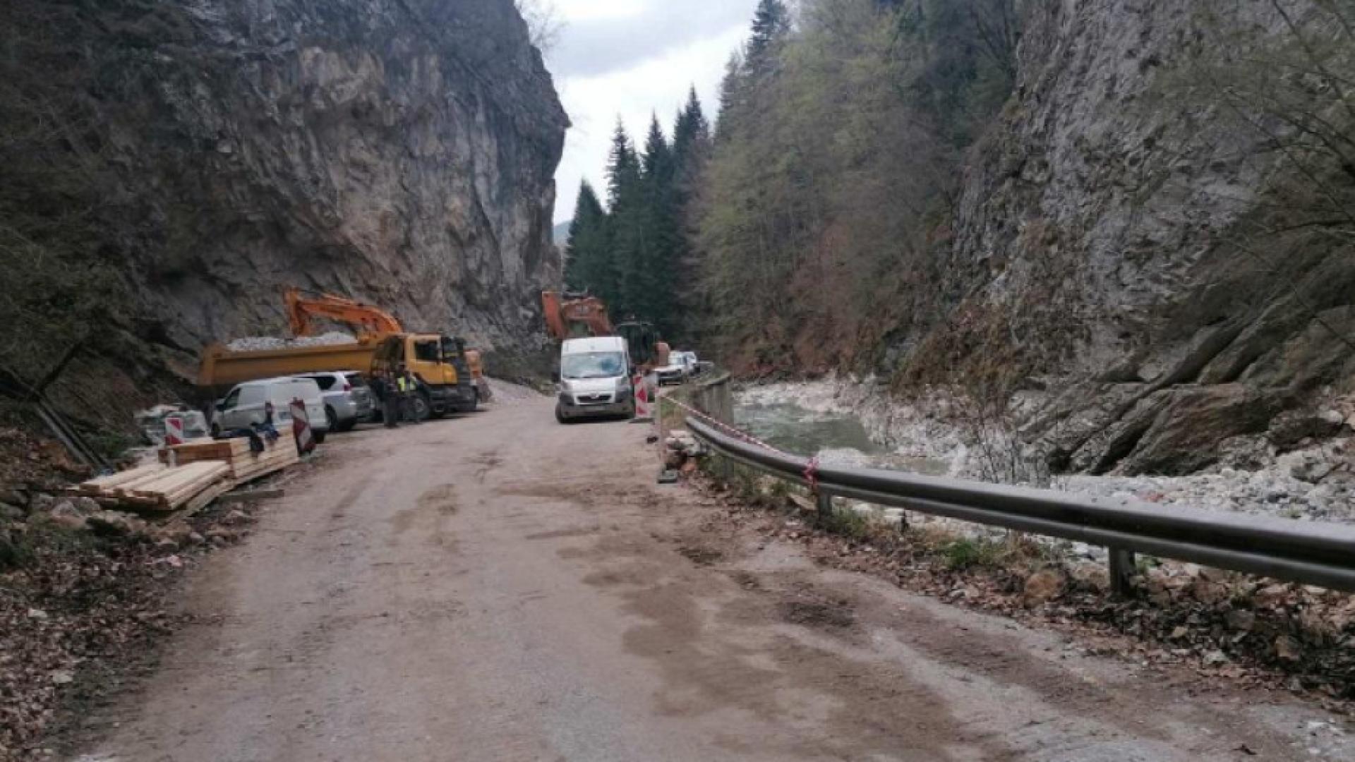 Въведоха пропускателен режим за автомобилите по пътя към Триград