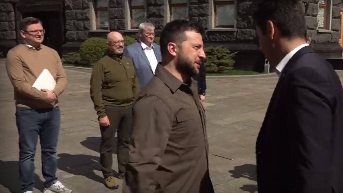 Зеленски посрещна Петков на площада ВИДЕО 