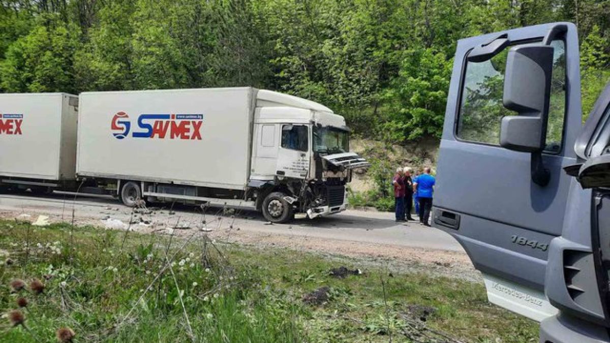 Камион се е обърнал, има ранени при верижното меле край Смядово СНИМКИ