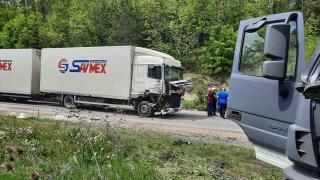 Камион се е обърнал, има ранени при верижното меле край Смядово СНИМКИ