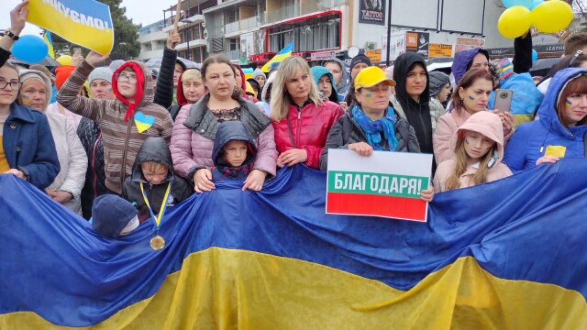Ново 20! Ще плащаме по три наема на украинските бежанци, местят ги в други курорти ВИДЕО