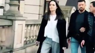 Вой на сирени наруши разходката на Джоли в Лвов, актрисата хукна да... ВИДЕО 