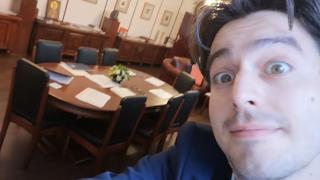 Културният министър нахлузи анцуг и втрещи всички на летището във Варна с това, което направи