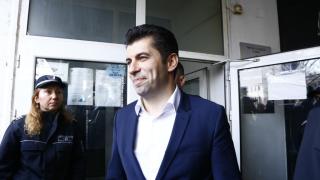 Държавата се тресе от скандали, а Петков отива в...