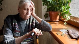 Старица от Добричко даде 60 бона за лечение на катастрофиралия си син, а после...