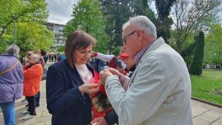 Социалист с уникален подарък за Нинова в Кърджали
