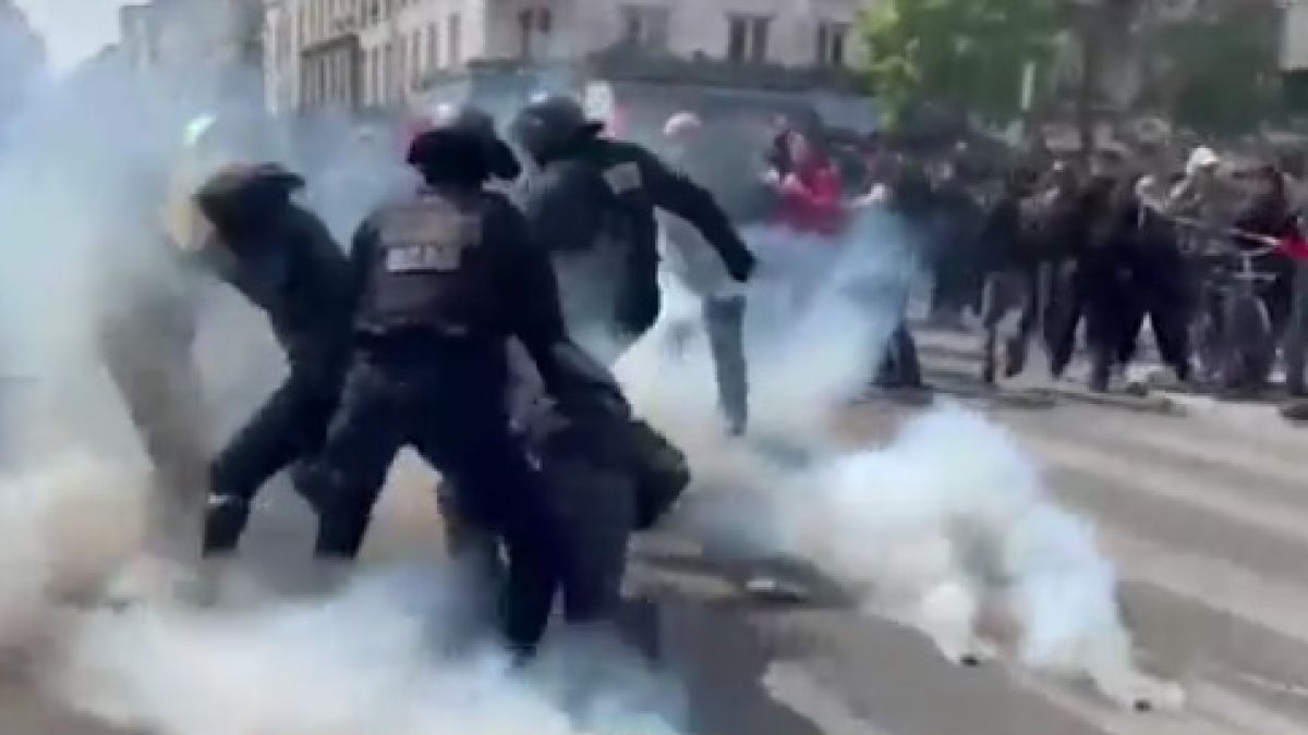 Първомайските шествия в Европа завършиха с боеве и безредици ВИДЕО