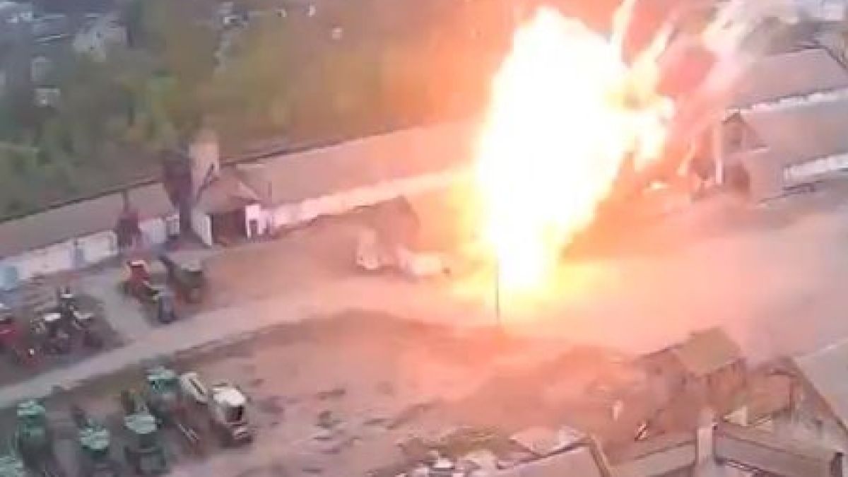 ВИДЕО от войната: Ракета удари складове за зърно в Днепропетровска област 