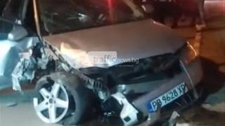 Кола се вряза в дърво и жилищен блок в Асеновград СНИМКИ