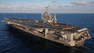 Разследват поредица от самоубийства на американски ядрен самолетоносач