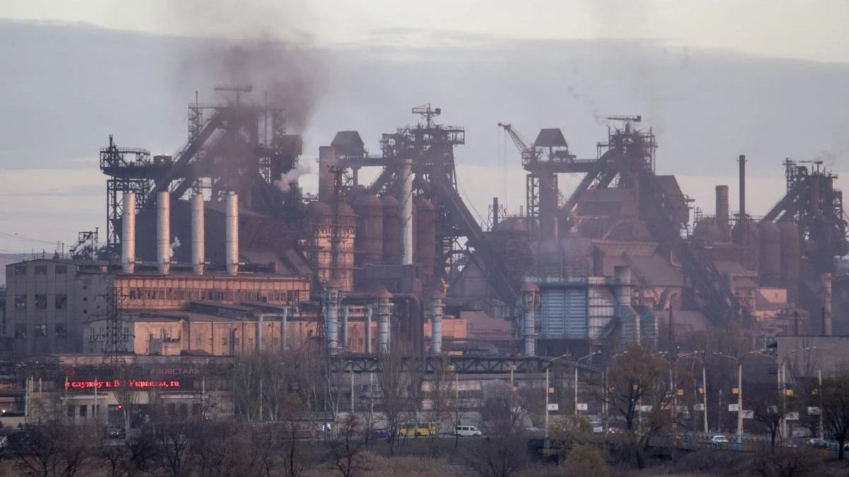 Щурмът на "Азовстал": Руснаците пробват морски десант, задействани са танкове и БМП ВИДЕО
