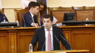 Мрежата пламна след решението на НС за помощта за Украйна: Единственото мъжко на премиера, е...
