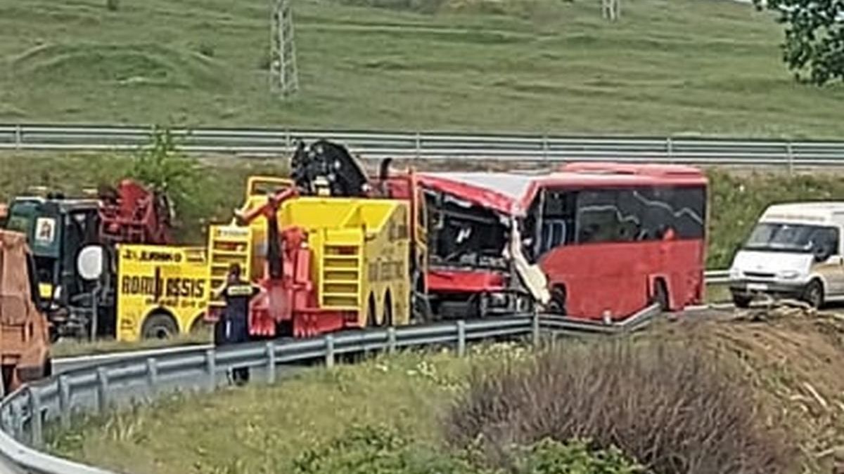 Челно меле с автобус до АМ "Тракия", возилото е размазано СНИМКИ
