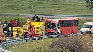 Челно меле с автобус до АМ "Тракия", возилото е размазано СНИМКИ