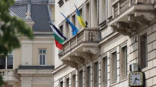 Ето какво стана със сваленото от "Възраждане" украинско знаме от фасадата на СО
