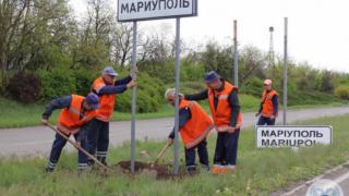 УНИАН показа със СНИМКА какво правят руснаците в Мариупол