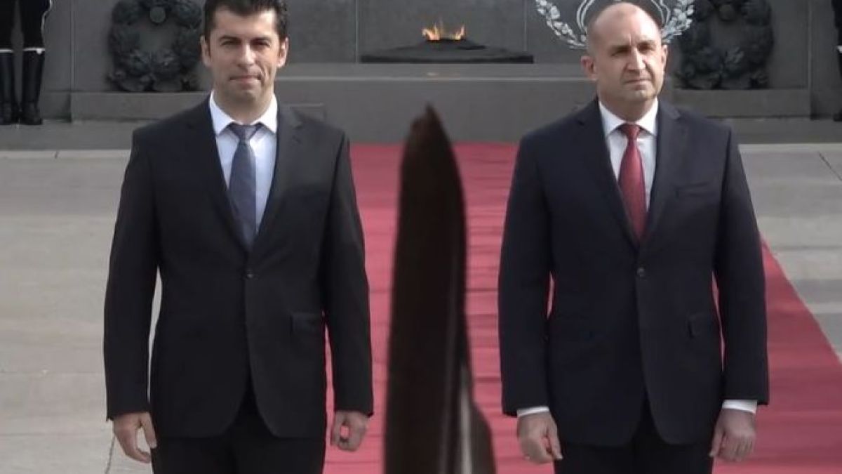 Радев и Петков си стиснаха ръцете навръх Гергьовден ВИДЕО