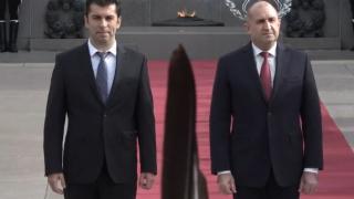 Радев и Петков си стиснаха ръцете навръх Гергьовден ВИДЕО