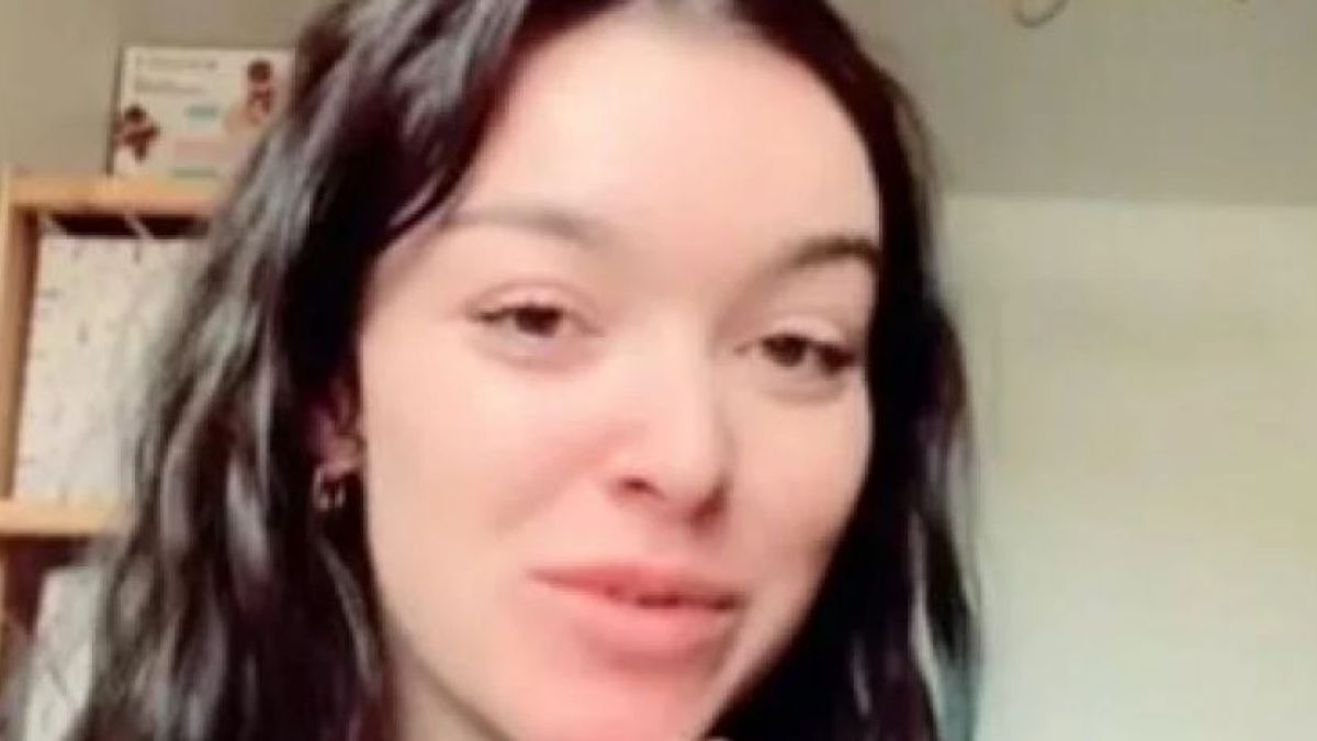 Млада таксиджийка качи двойка в колата си, погледна в огледалото и загуби ума и дума 