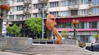 Скулптура с Путин в центъра на Киев подпали страстите СНИМКИ