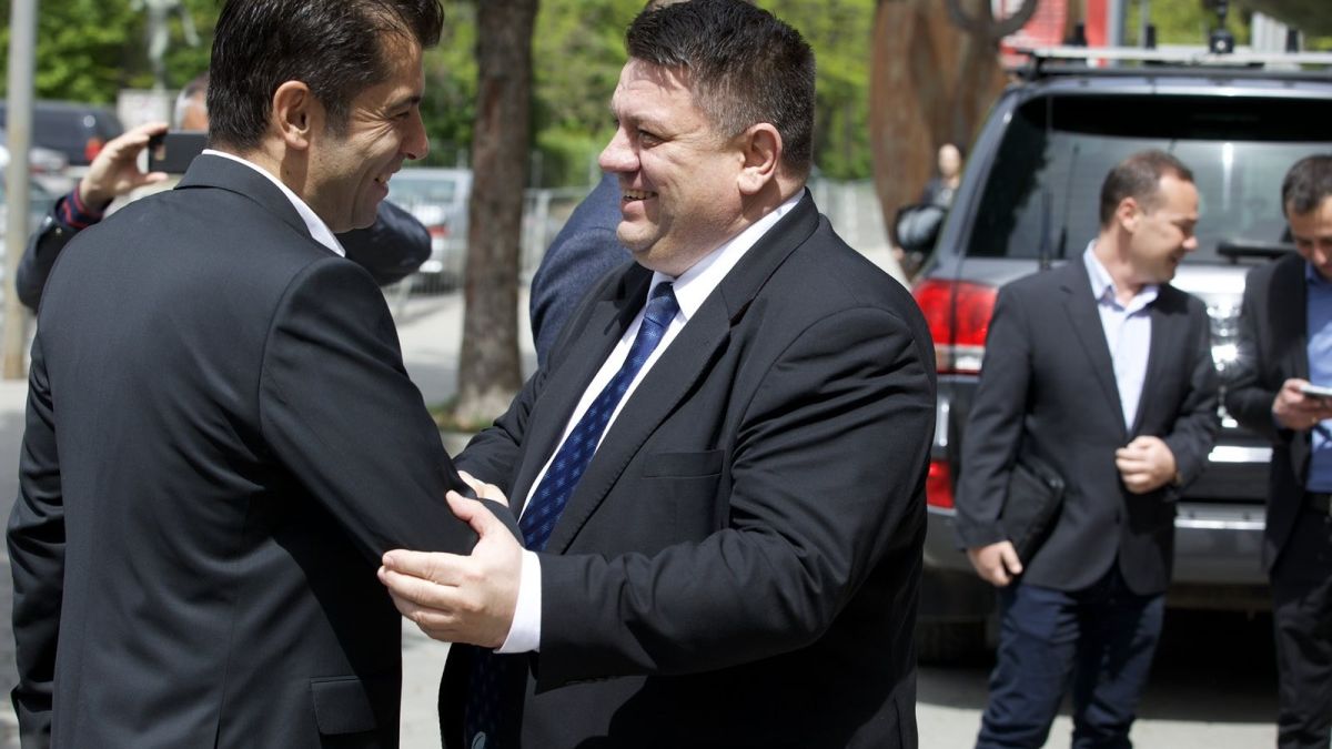 Президентът на федерацията по ръгби Атанас Зафиров от БСП и Петков подкрепиха мача на националите ни