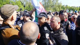 Сигнал до БЛИЦ: Кървав инцидент с полицай пред Паметника на Съветската армия СНИМКИ