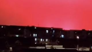 В Китай видяха края на света! Небето стана кървавочервено ВИДЕО