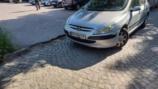 Тарикат с "Пежо" държа куп пловдивчани като заложници на паркинг СНИМКИ 