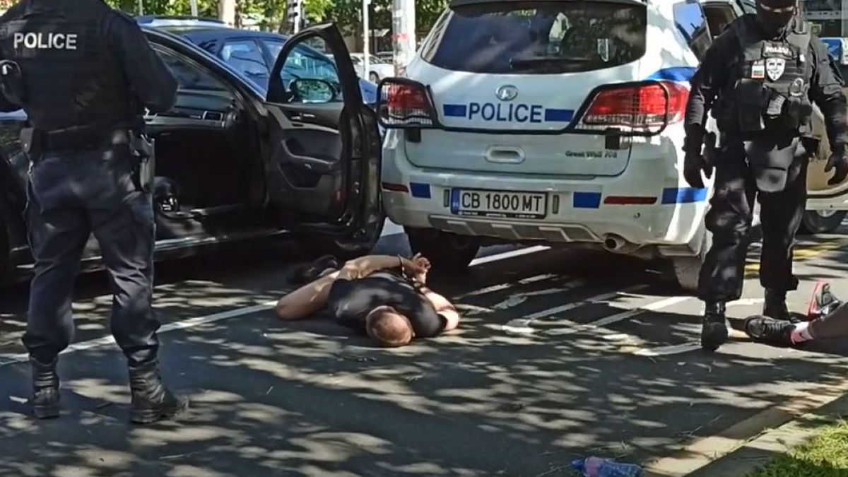 Почерня от полиция в Бургас, натръшкаха с белезници двама и... ВИДЕО