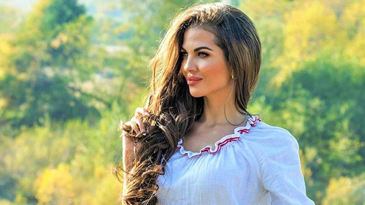 Райна показа сочни форми, усъмниха се дали не е... СНИМКИ 18+