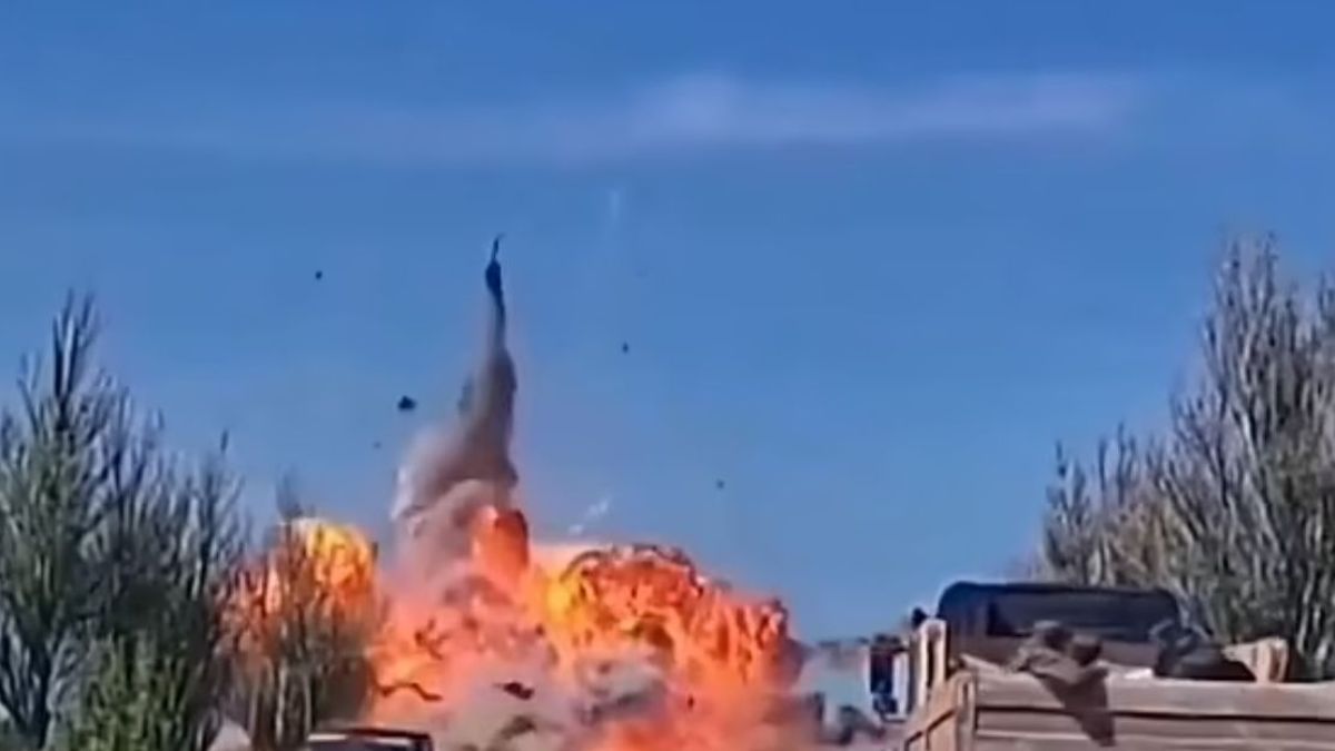 ВИДЕО от войната: Внезапна експлозия унищожи руски танк край Мариупол