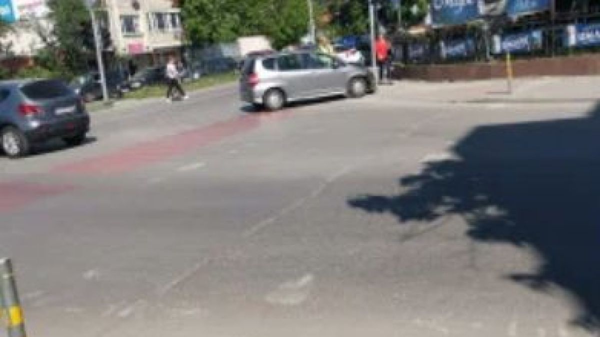 Не е за вярване какво направиха пловдивски полицаи, след като кола се заби в светофар СНИМКИ 