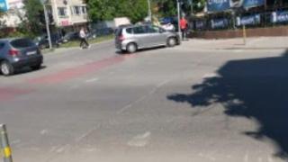 Не е за вярване какво направиха пловдивски полицаи, след като кола се заби в светофар СНИМКИ 