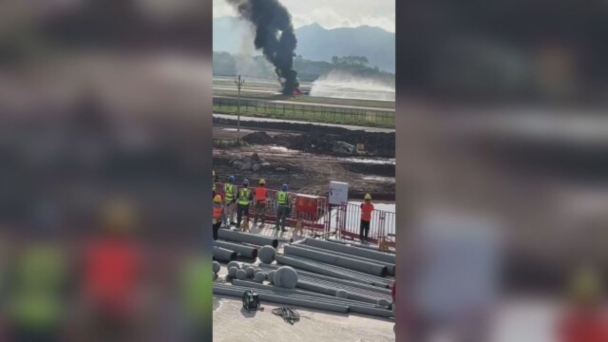 Първо ВИДЕО от ужаса с пламналия самолет на летище в Китай 