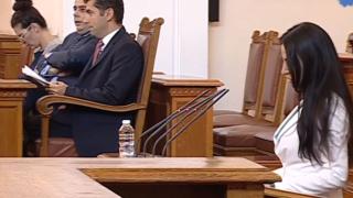 Засукана депутатка от ГЕРБ притисна Петков с този въпрос БЛИЦ TV
