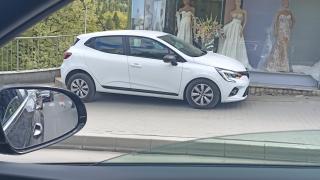 Кола се удари в моден бутик в центъра на Смолян СНИМКИ