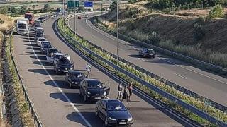 Кервани от гръцки коли нахлуват в България, омитат магазини и бензиностанции